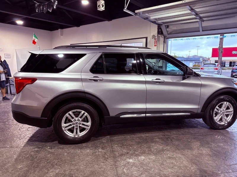 Ford Explorer Vehicle Full-screen Gallery Image 23