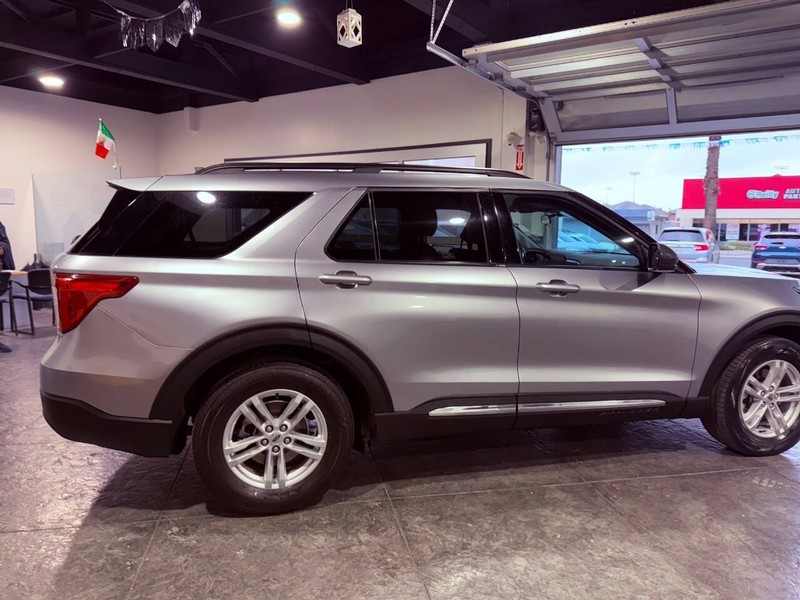 Ford Explorer Vehicle Full-screen Gallery Image 24