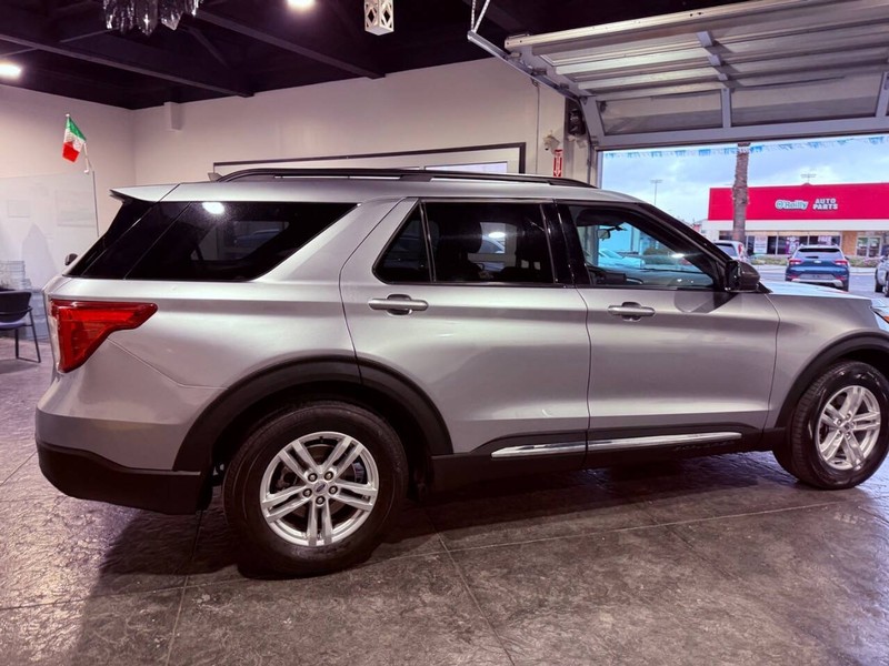 Ford Explorer Vehicle Full-screen Gallery Image 25