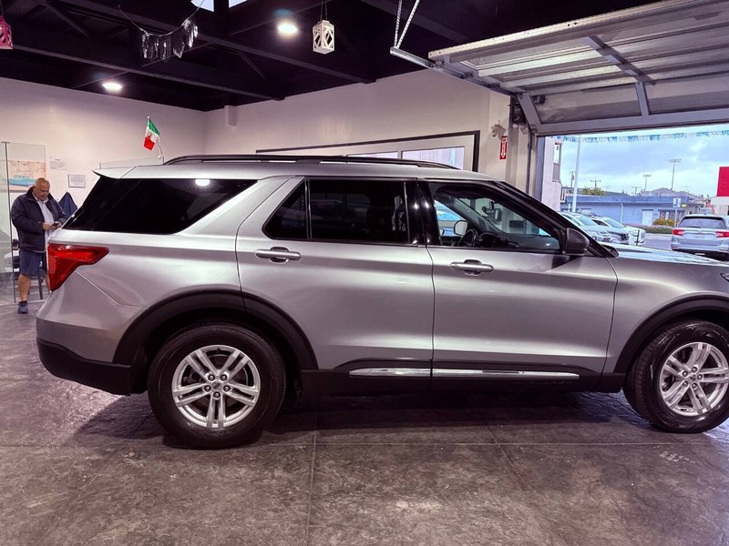 Ford Explorer Vehicle Full-screen Gallery Image 28