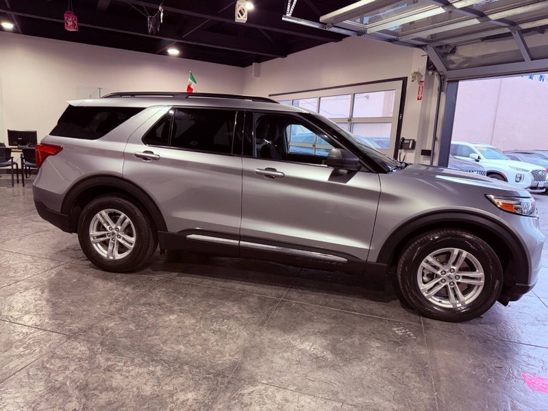 Ford Explorer Vehicle Full-screen Gallery Image 29