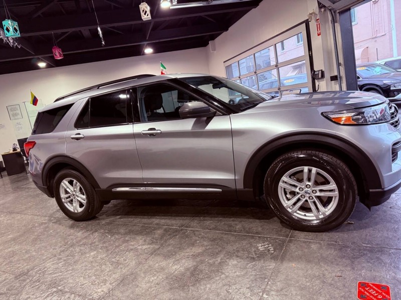 Ford Explorer Vehicle Full-screen Gallery Image 34