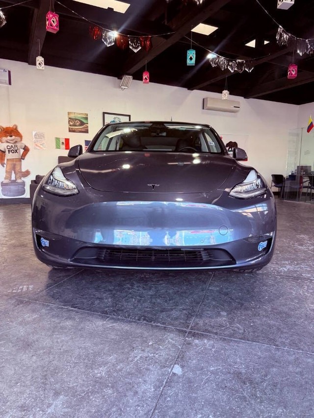 Tesla Model Y Vehicle Full-screen Gallery Image 02