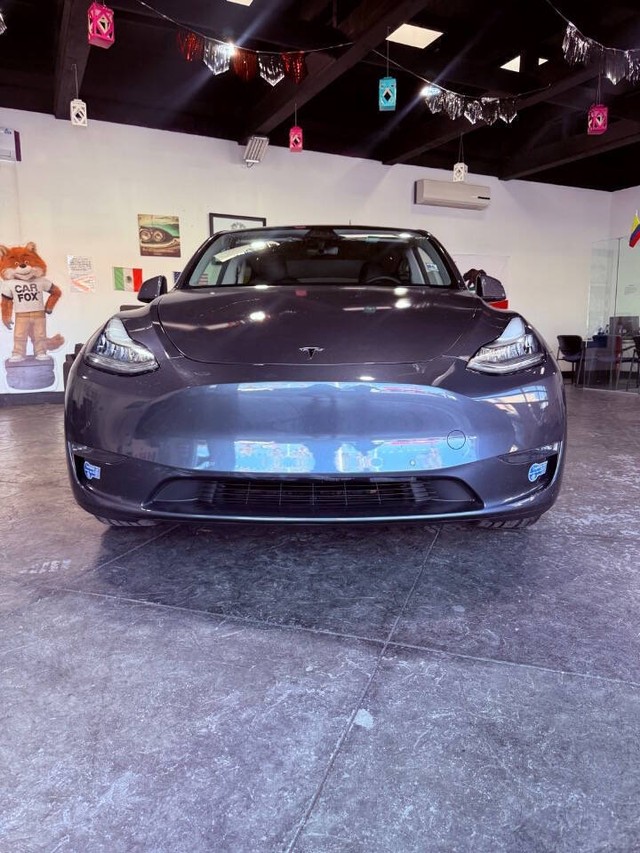 Tesla Model Y Vehicle Full-screen Gallery Image 03