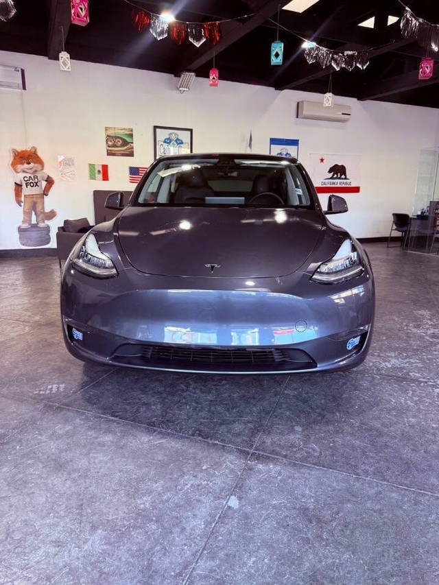 Tesla Model Y Vehicle Full-screen Gallery Image 04