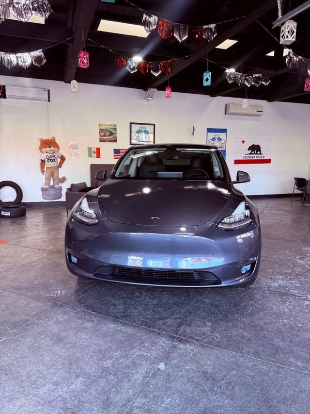 Tesla Model Y Vehicle Full-screen Gallery Image 05