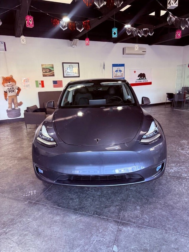 Tesla Model Y Vehicle Full-screen Gallery Image 06