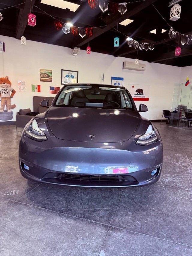 Tesla Model Y Vehicle Full-screen Gallery Image 07