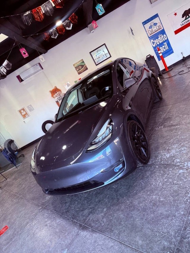Tesla Model Y Vehicle Full-screen Gallery Image 08