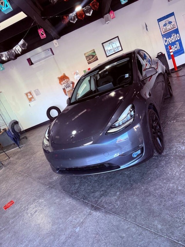 Tesla Model Y Vehicle Full-screen Gallery Image 09