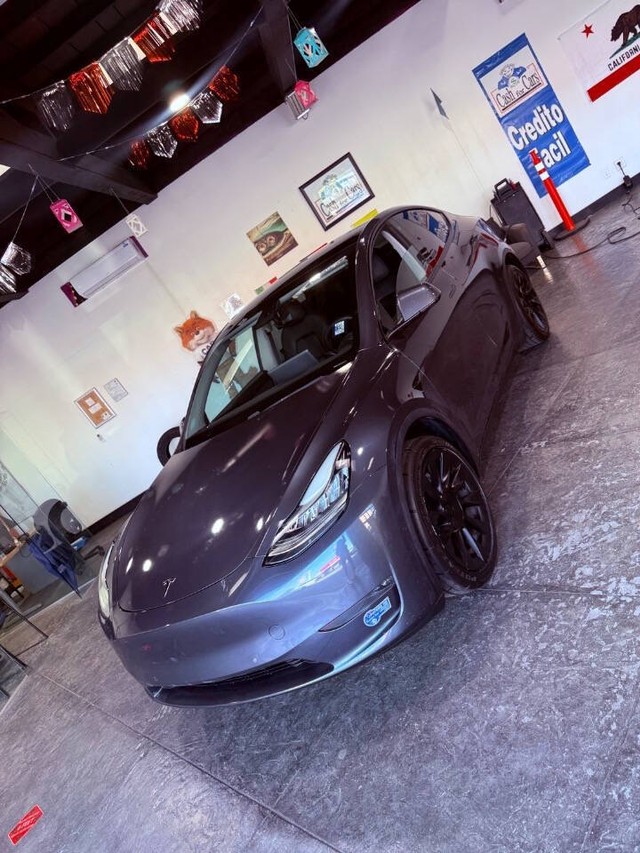 Tesla Model Y Vehicle Full-screen Gallery Image 12