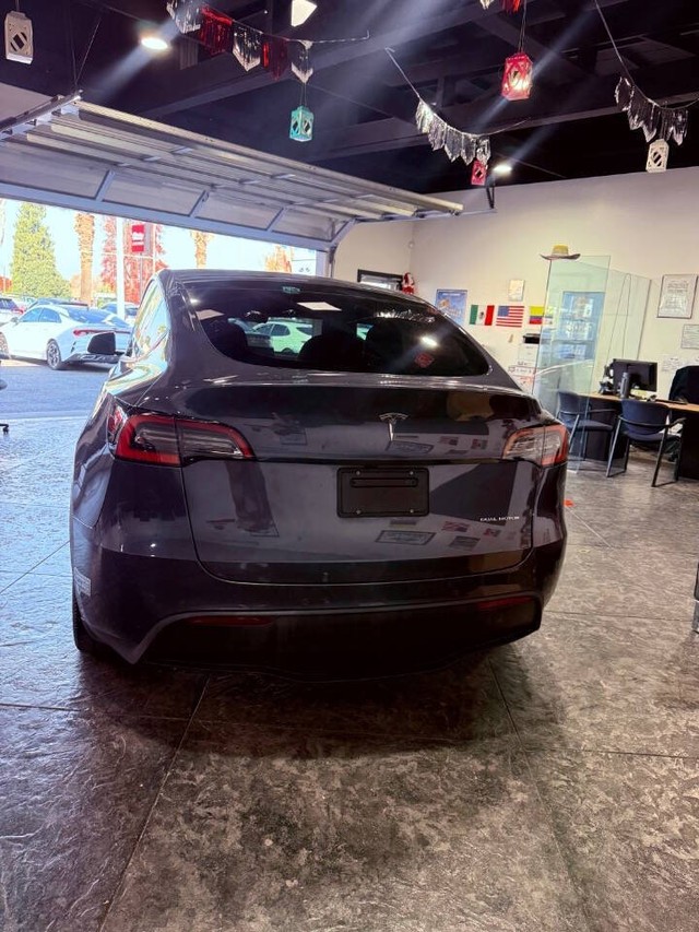 Tesla Model Y Vehicle Full-screen Gallery Image 22