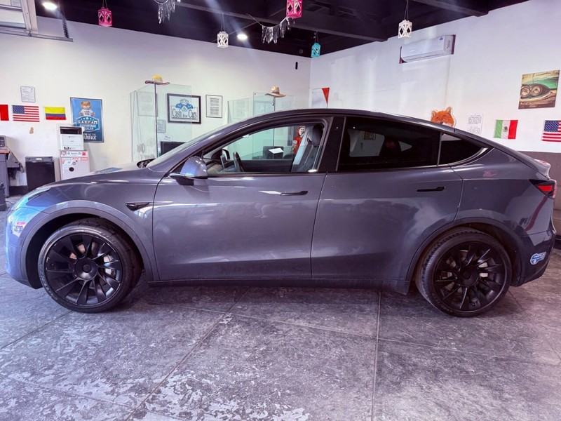 Tesla Model Y Vehicle Full-screen Gallery Image 10