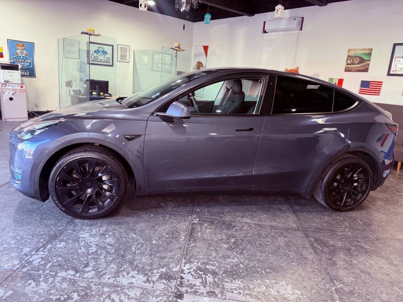 Tesla Model Y Vehicle Full-screen Gallery Image 11