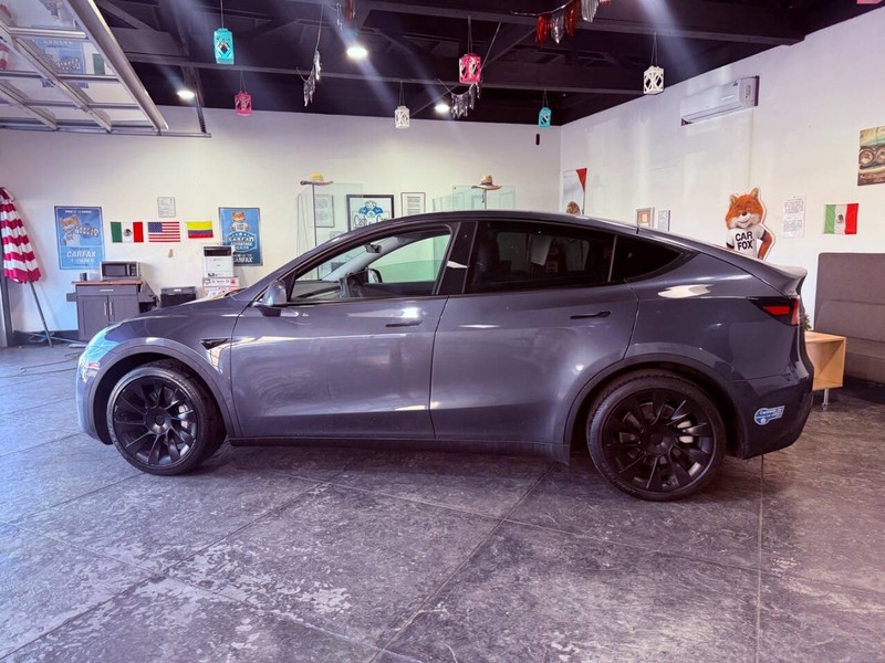 Tesla Model Y Vehicle Full-screen Gallery Image 13