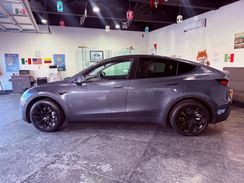 Tesla Model Y Vehicle Full-screen Gallery Image 14