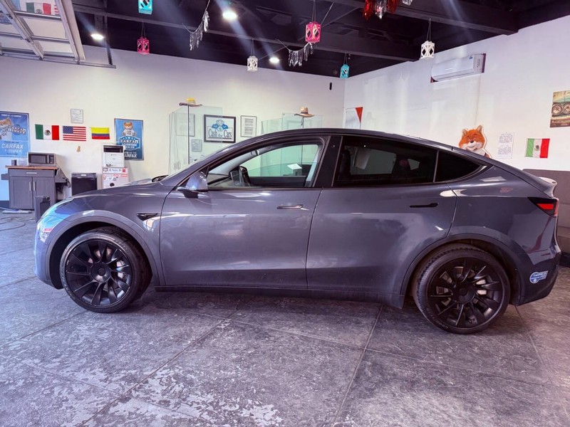 Tesla Model Y Vehicle Full-screen Gallery Image 15