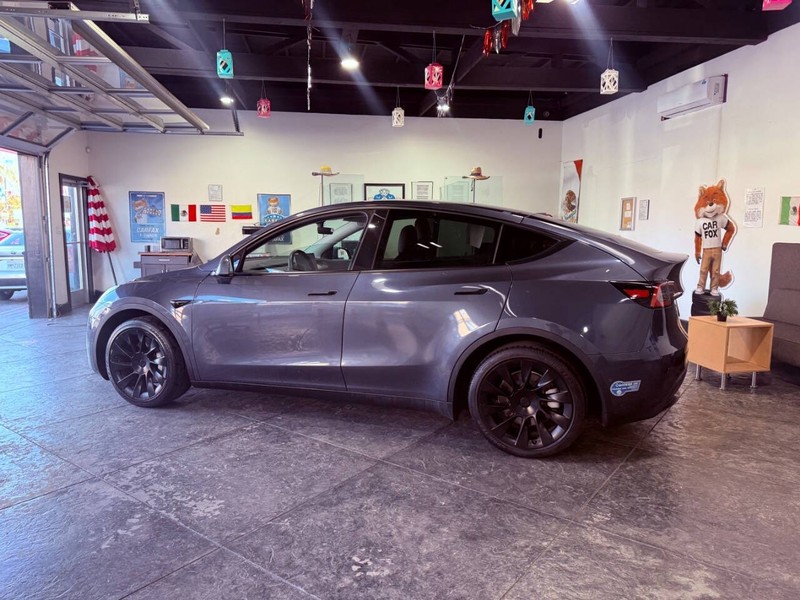 Tesla Model Y Vehicle Full-screen Gallery Image 16