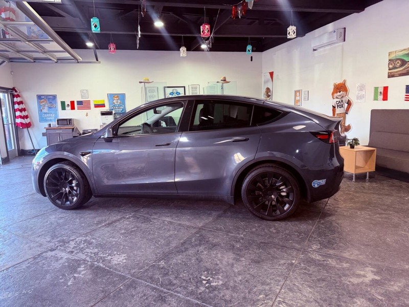 Tesla Model Y Vehicle Full-screen Gallery Image 17