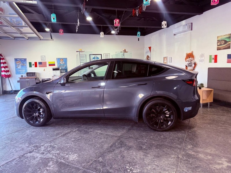 Tesla Model Y Vehicle Full-screen Gallery Image 18