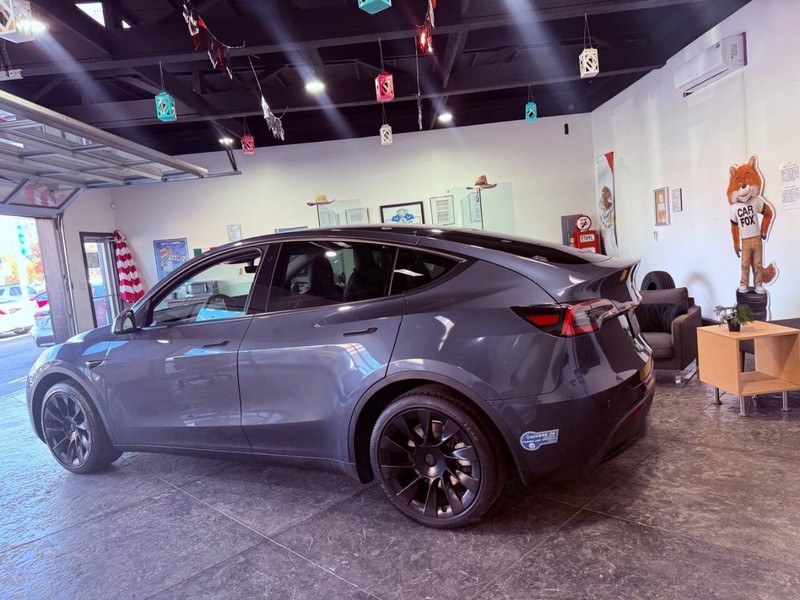 Tesla Model Y Vehicle Full-screen Gallery Image 19