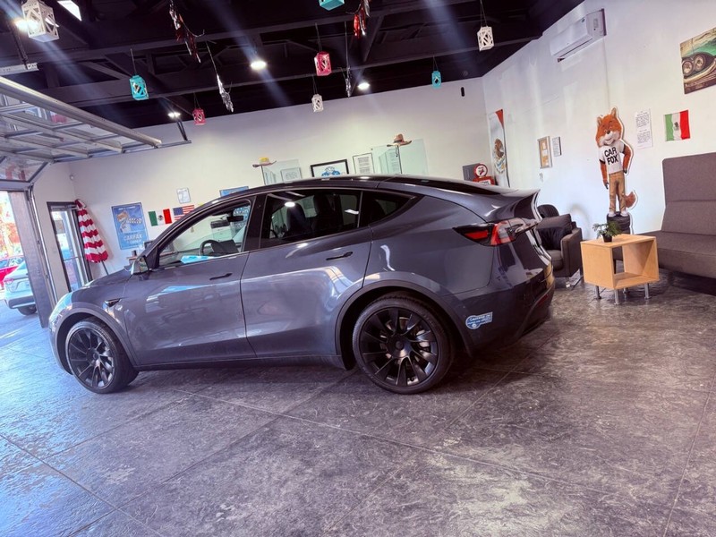 Tesla Model Y Vehicle Full-screen Gallery Image 20