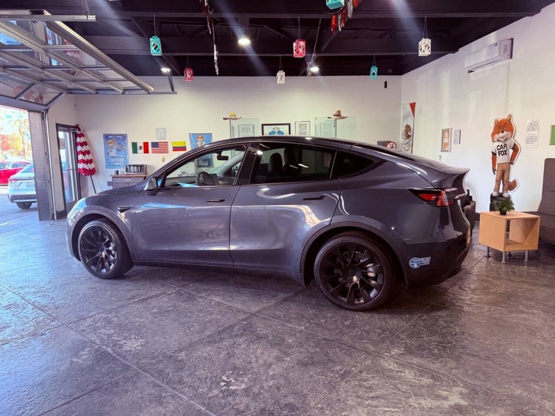 Tesla Model Y Vehicle Full-screen Gallery Image 21