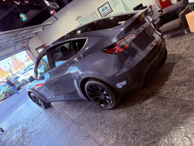 Tesla Model Y Vehicle Full-screen Gallery Image 23