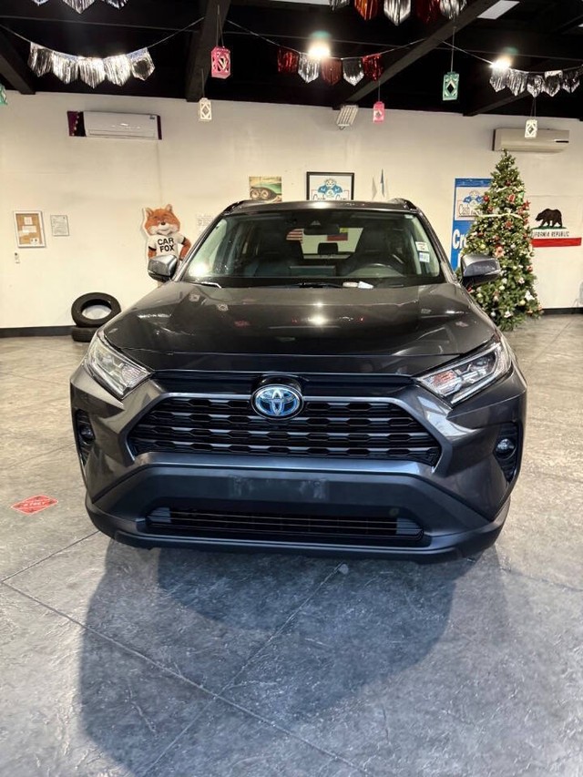 Toyota RAV4 Hybrid Vehicle Full-screen Gallery Image 05