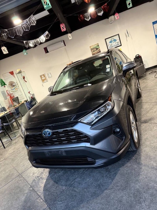 Toyota RAV4 Hybrid Vehicle Full-screen Gallery Image 08