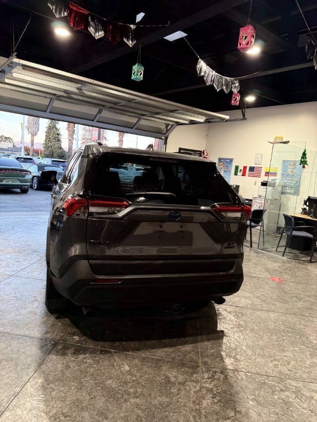 Toyota RAV4 Hybrid Vehicle Full-screen Gallery Image 22