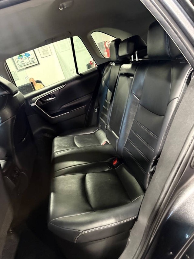 Toyota RAV4 Hybrid Vehicle Full-screen Gallery Image 43