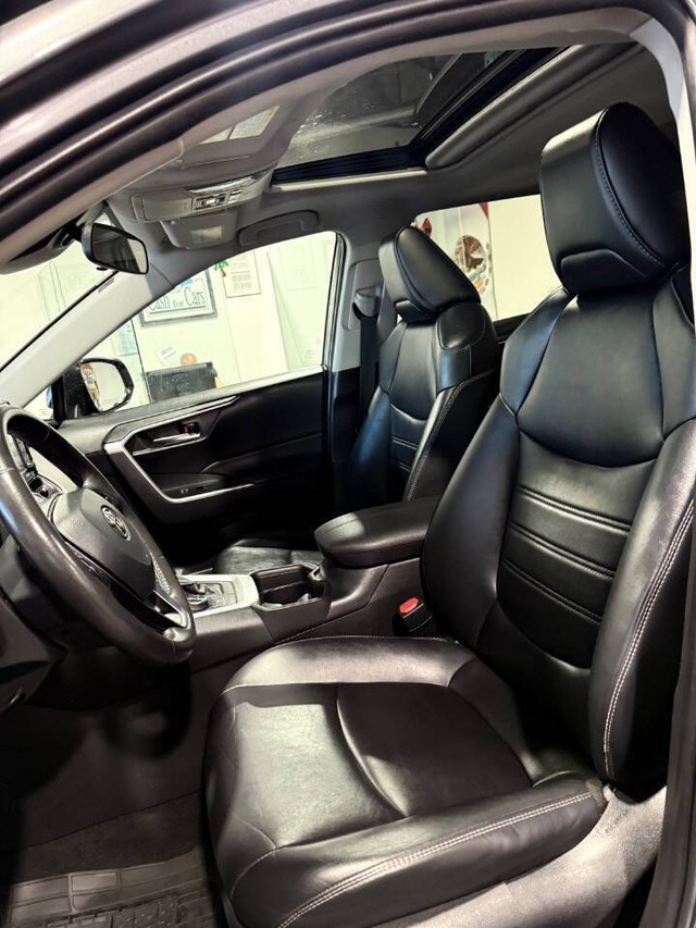 Toyota RAV4 Hybrid Vehicle Full-screen Gallery Image 44