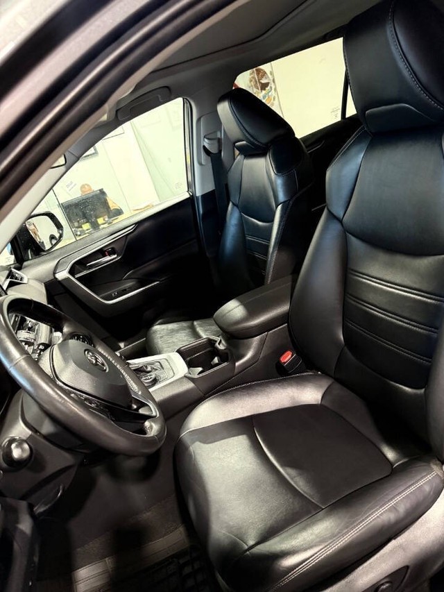 Toyota RAV4 Hybrid Vehicle Full-screen Gallery Image 45