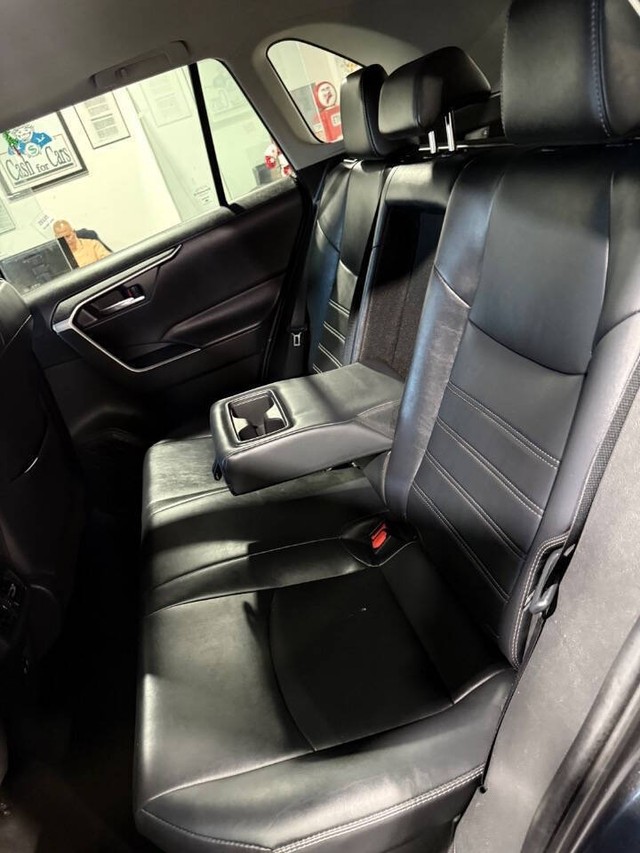 Toyota RAV4 Hybrid Vehicle Full-screen Gallery Image 47