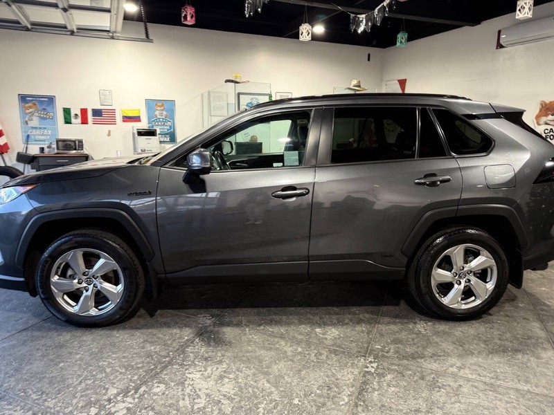 Toyota RAV4 Hybrid Vehicle Full-screen Gallery Image 10