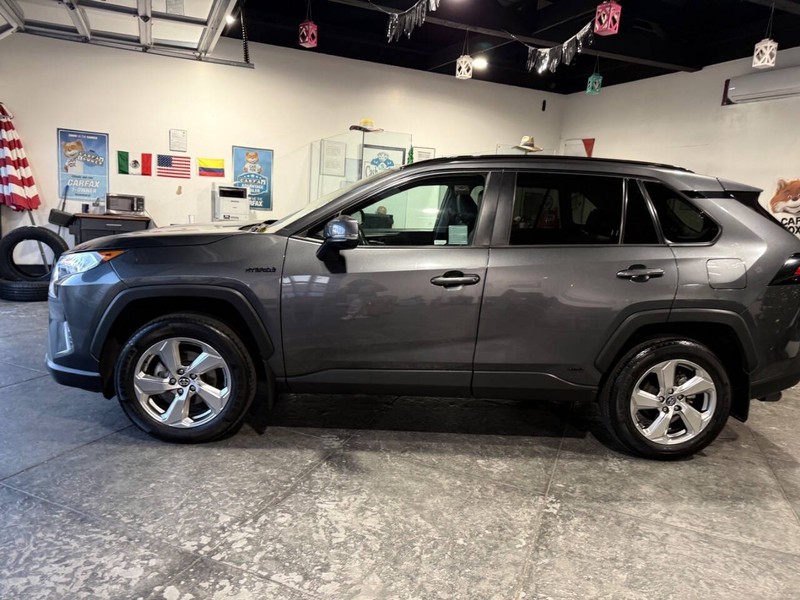 Toyota RAV4 Hybrid Vehicle Full-screen Gallery Image 13
