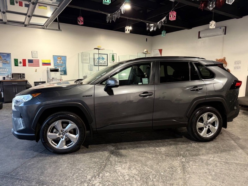 Toyota RAV4 Hybrid Vehicle Full-screen Gallery Image 14