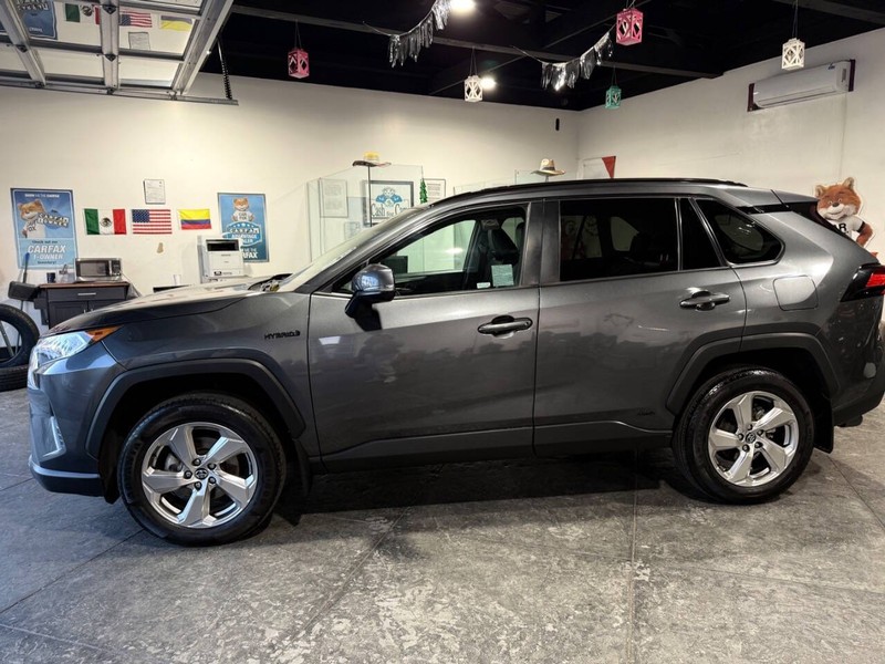 Toyota RAV4 Hybrid Vehicle Full-screen Gallery Image 15