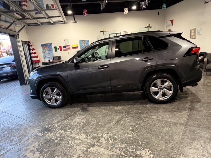 Toyota RAV4 Hybrid Vehicle Full-screen Gallery Image 16