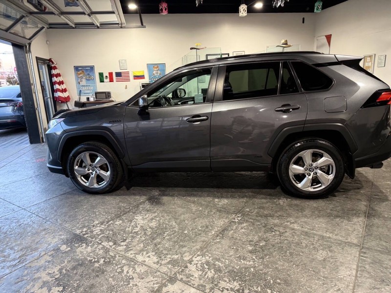 Toyota RAV4 Hybrid Vehicle Full-screen Gallery Image 17