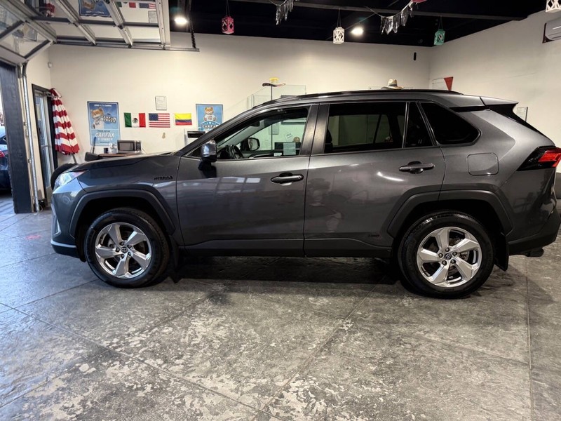 Toyota RAV4 Hybrid Vehicle Full-screen Gallery Image 18