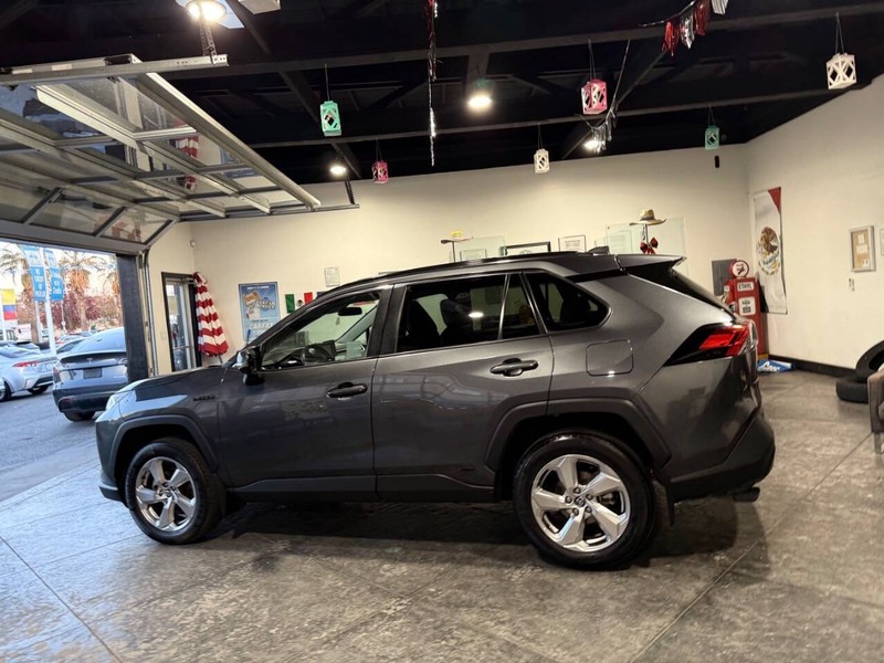 Toyota RAV4 Hybrid Vehicle Full-screen Gallery Image 19
