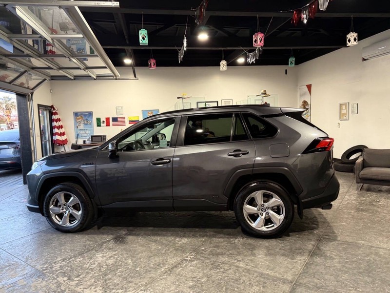 Toyota RAV4 Hybrid Vehicle Full-screen Gallery Image 21