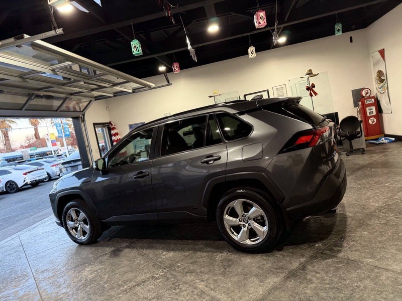 Toyota RAV4 Hybrid Vehicle Full-screen Gallery Image 23