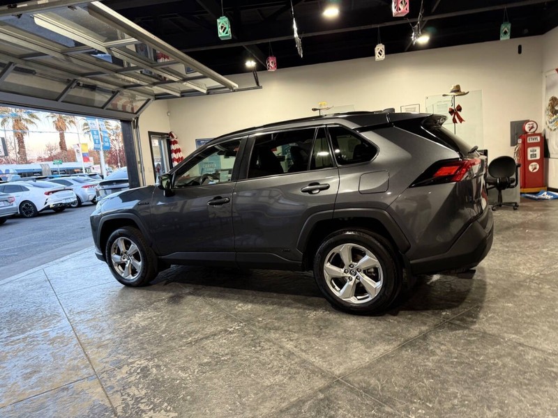 Toyota RAV4 Hybrid Vehicle Full-screen Gallery Image 24
