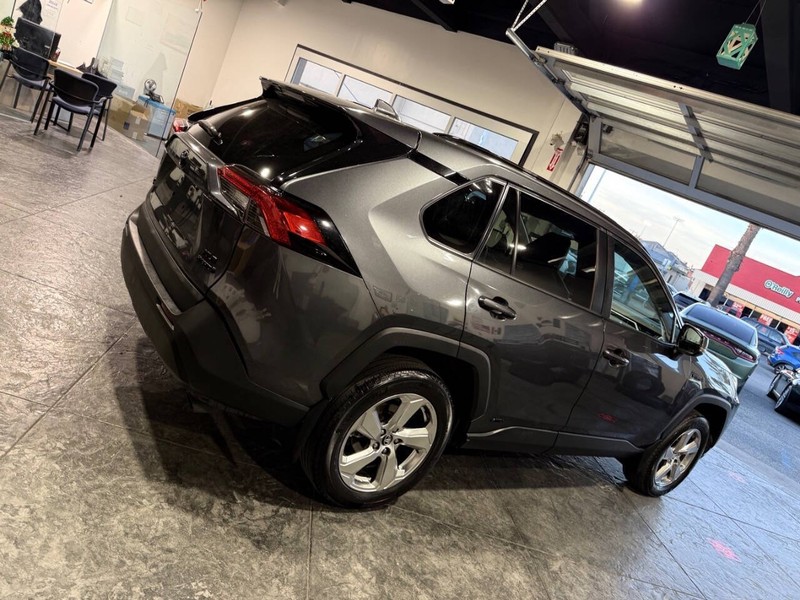 Toyota RAV4 Hybrid Vehicle Full-screen Gallery Image 25