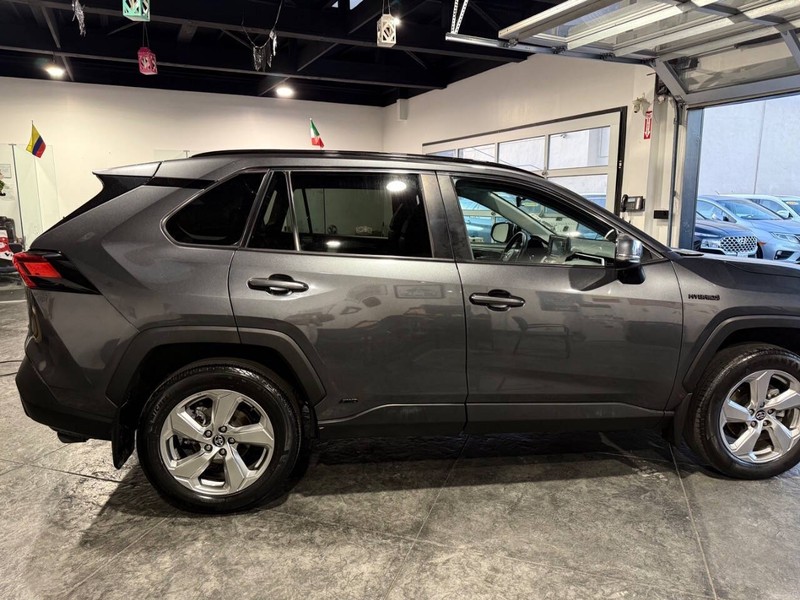 Toyota RAV4 Hybrid Vehicle Full-screen Gallery Image 28