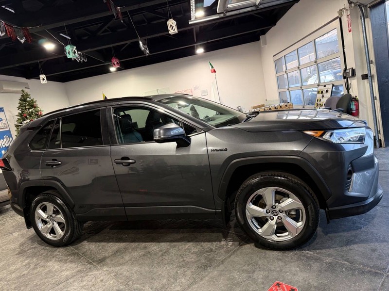 Toyota RAV4 Hybrid Vehicle Full-screen Gallery Image 31