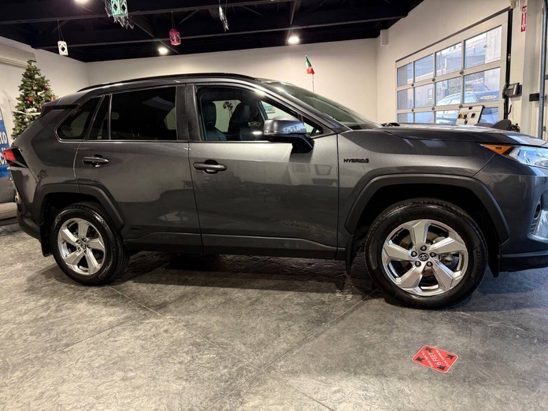 Toyota RAV4 Hybrid Vehicle Full-screen Gallery Image 33